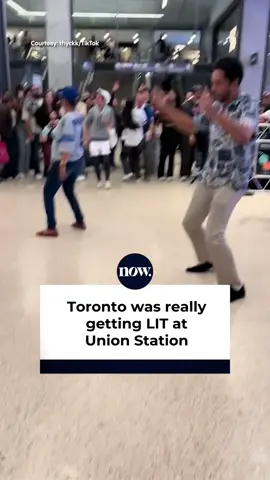 Union Station was a vibeee over the weekend! 🙌 The city's biggest transit hub turned into a dance floor as commuters watched on. Do you think Union should hold a big dance party? #UnionStation #Toronto