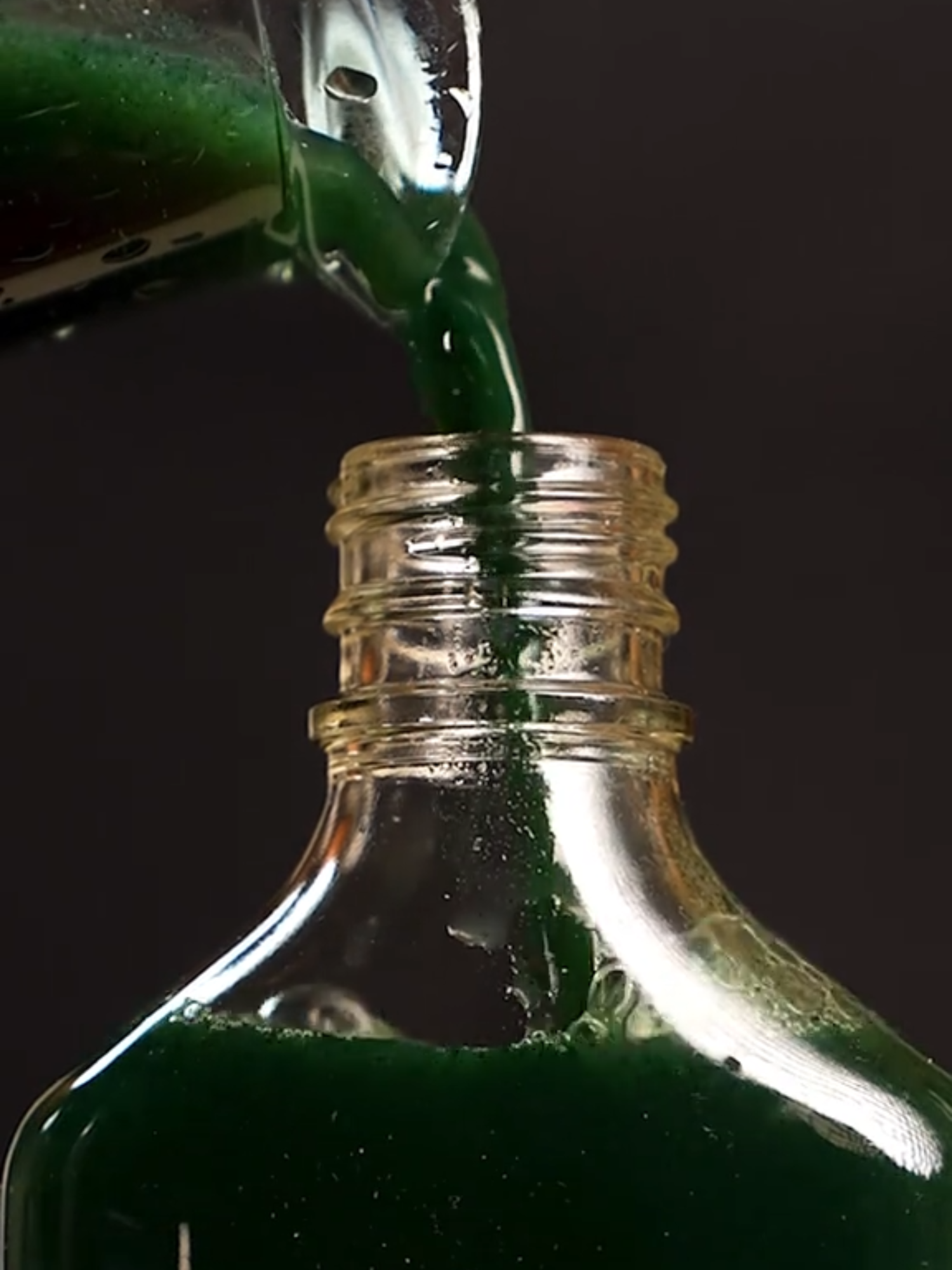 If you're feeling off lately, this is your check-in. Don’t just push through reset, recharge, and refuel your brain. 🧃 Full Recipe (Yields: ~14 oz): 🥒 1 cucumber 🍏 1 green apple 🍋 1/2 lime (peeled) 🌿 5 mint leaves 🌱 1/4 tsp green spirulina (stir in after juicing) 📕 Want more recipes like this? Check out my eBook. It’s in the bio 20targeted juice recipes for performance, hormones, fat loss + mental sharpness. 🧃 Juiced with the Kuvings Auto10 my go-to for bulk, easy prep. Use code AISECOLD for 10% off (link in bio). #BrainFogFix #MensMentalHealth #NeuralCharge #JuicingForMen #KuvingsJuicer #Kuvings #Lovemykuvings #Kuvingsusa #BlackMen