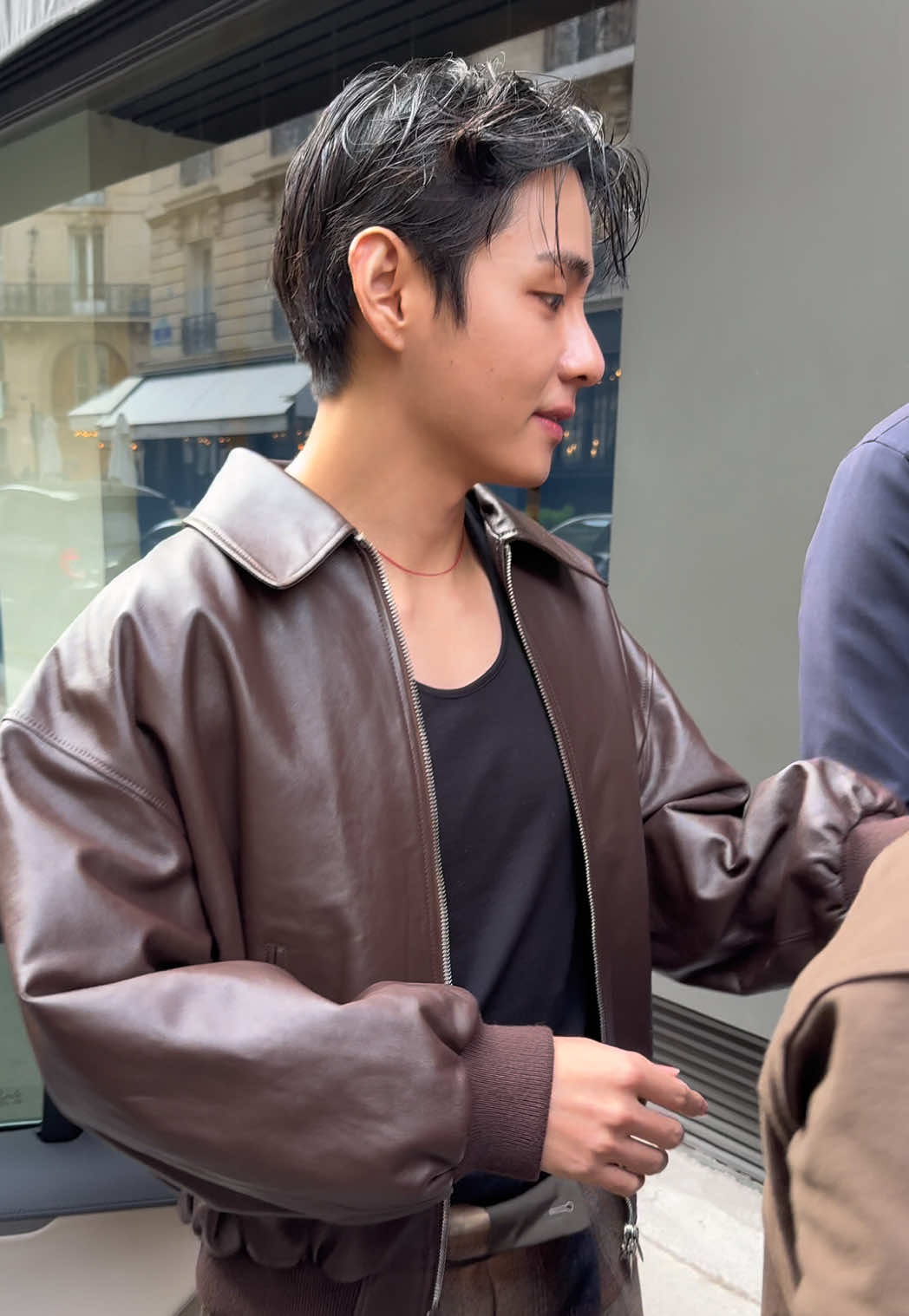 #taehyung signs a fan today in Paris #bts #bts #celine 