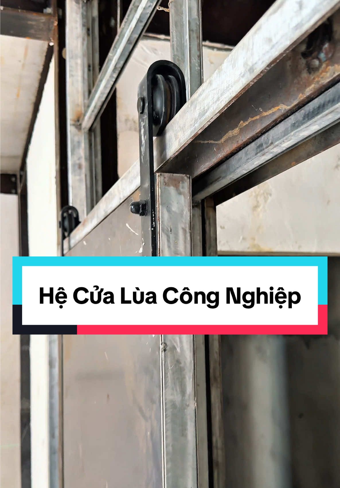 Lên video tại công trình để cả nhà mình yên tâm về khả năng chịu tải của hệ cửa lùa BARNDOOR #cualua #barndoor #cuatrangtri #noithat #thicongnoithat