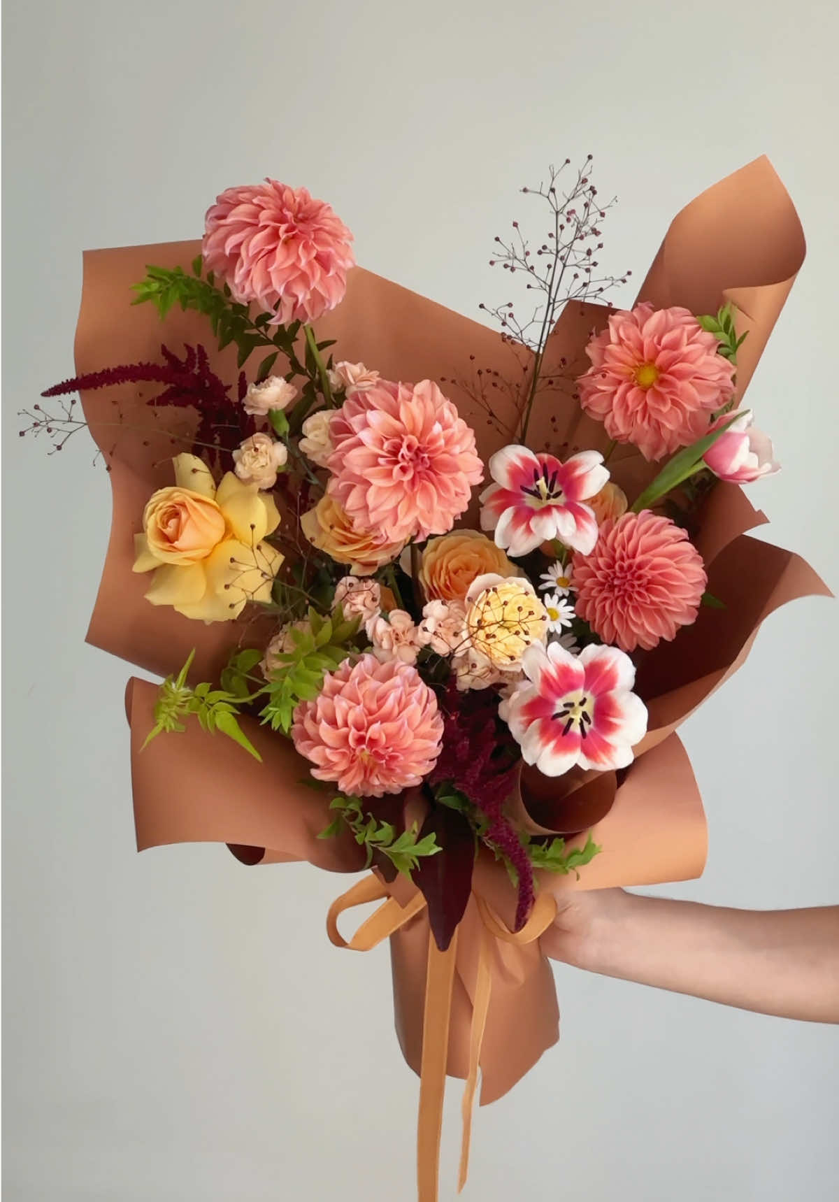 Hoa đúng ngày sẽ nở, cũng đúng hôm sẽ tàn Đời không cần rực rỡ, chỉ cần thật bình an. #sgflowers #hoadep #hoatuoisaigon #fyp #xuhuong 