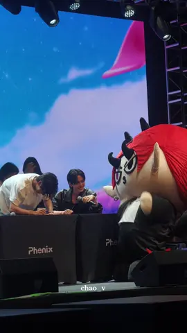 โดเมียร์ได้ไซน์กับแด๊ดดี้ปะป๋าด้วย ท่านั่งคือดื้อมาก แด๊ดดี๊หมั่นเขี้ยวทั้งลูกทั้งปะป๋าเลย🤏🏼 #GMMTVFANIVALxPerthSanta  #PerthSanta #เพิร์ธแซนต้า #DOMIIA 