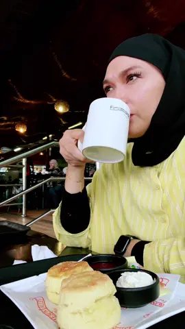 Di umur sekarang, jika ditakdirkan aku jatuh cinta lagi ,biarkan dengan lebih tenang, bukan tergesa. Sebab cinta bukan lagi perkara getar dada, namun tentang siapa yang bersedia bersujud bersamaku hingga akhir usia. Bukan tentang siapa yang paling manis melantun janji, melainkan siapa yang paling tabah mendampingi dalam letih dan sepi.amin🥹