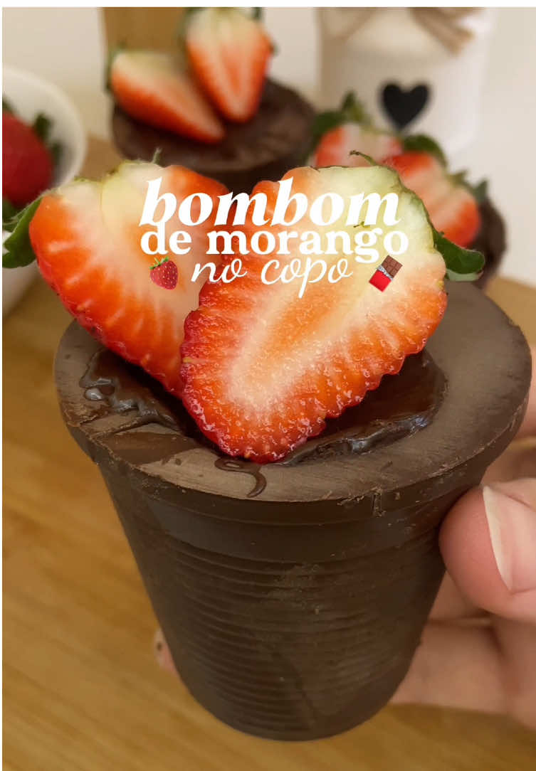 Bombom de morango no copo 🍓🍫🤤 #bombom #morango #bombomdemorango #receitas #CapCut 