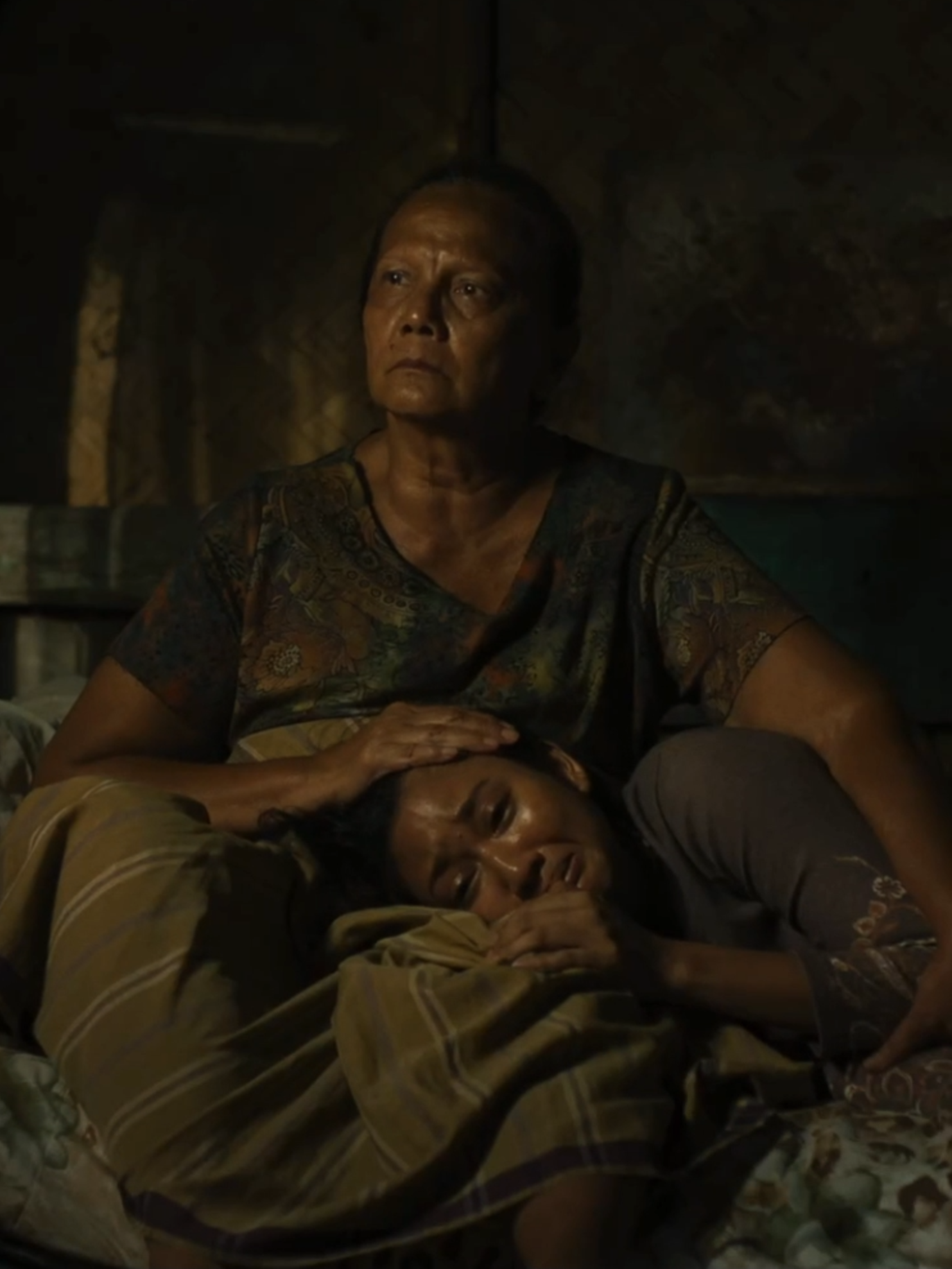 Film Pangku 🥰😭😭 Pangku adalah film drama Indonesia yang disutradarai oleh Reza Rahadian dalam debut penyutradaraannya, dari skenario yang ditulisnya bersama Felix K. Nesi. Film ini berkisah tentang Sartika (Claresta Taufan), seorang wanita muda yang tengah mengandung. Ia meninggalkan kota asalnya dengan harapan bisa memberikan kehidupan yang lebih baik bagi anaknya. Perjalanan Sartika membawanya ke Pantura hingga akhirnya ia bertemu dengan Bu Maya (Christine Hakim), pemilik kedai kopi yang dikenal suka menolong. Bu Maya pun menolong Sartika dan merawatnya hingga persalinan. Namun dibalik ketulusannya, Bu Maya menyembunyikan maksud lain. Setelah Sartika melahirkan, ia dijebak untuk bekerja sebagai pelayan di kedai kopi pangku. Di tengah ketidakpastian hidup, Sartika bertemu dengan Hadi (Fedi Nuril), seorang supir truk pengangkut ikan. Film Pangku Tayang 6 November Di Bioskop. #filmpangku #pangku #rezarahardian #christinehakim #clarestaufan #fedinuril #shakeelfauzi #devanodanendra #kopipangku #trailer #filmindonesia #filmterbaru #ibu