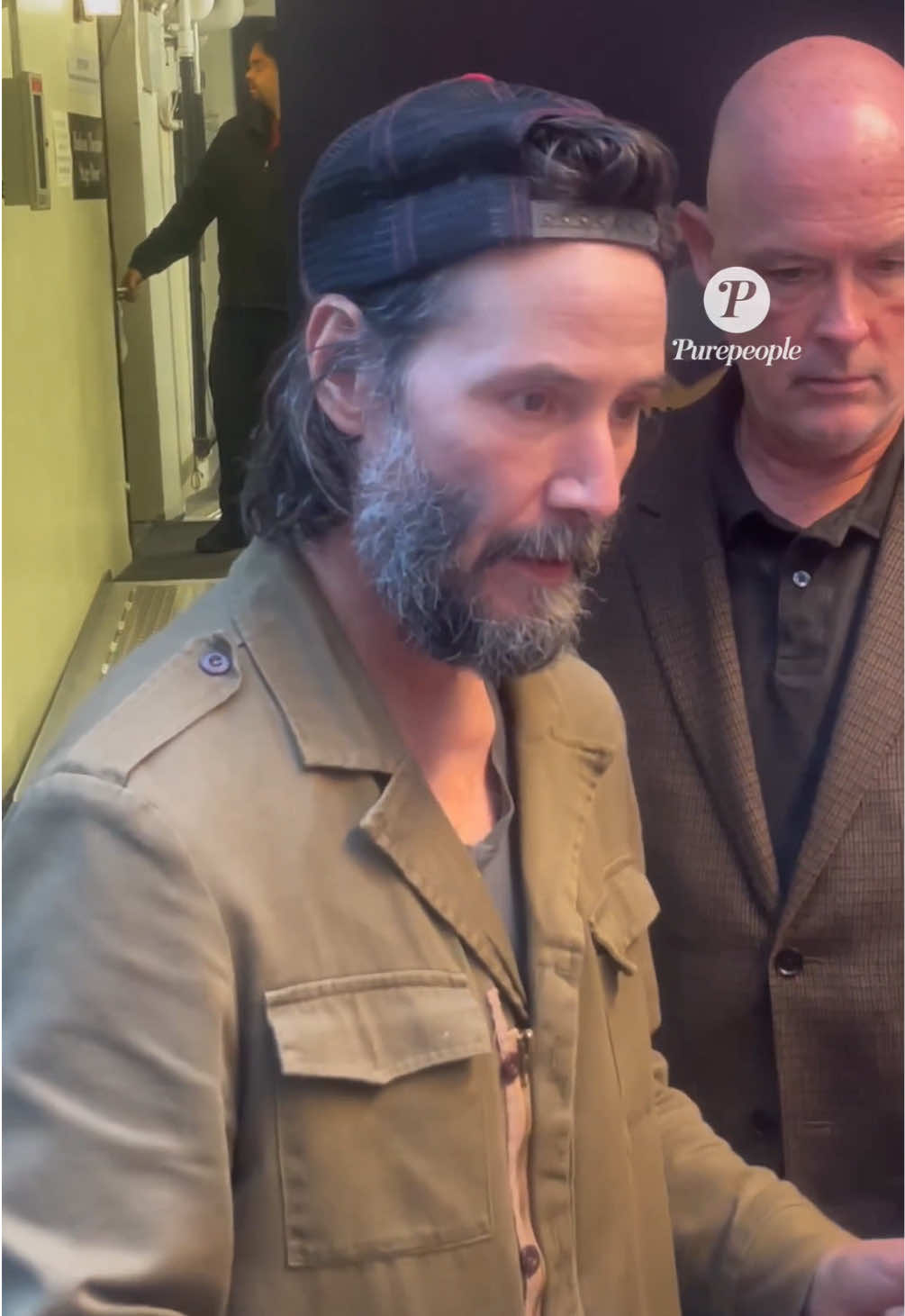 🌟 Keanu Reeves, toujours aussi attentionné 💚  L’acteur salue ses fans avec le sourire, vêtu d’une veste verte et d’une casquette noire, après la représentation de Godot sur Broadway 🎭✨  Une belle leçon d’humilité signée la star de Matrix ! #KeanuReeves #Broadway #Film #Fans #abacapress 