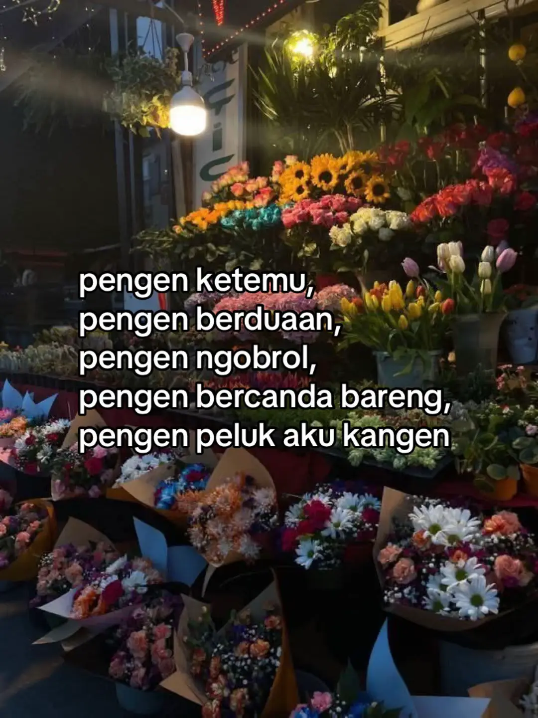 3 cup beras (1cup = 185-200gr) 10 cm kunyit (blender dgn 3 sdm air, saring. ambil airnya) 3 lembar daun pandan (ikat simpul) 4 batang daun serai (geprek) 2 lembar daun jeruk 1 ruas ibu jari lengkuas (digeprek) 1 ruas jahe (iris2) 5 lembar daun salam 1 kotak santan kara 200ml 5 buah bawang merah (iris2) 4 buah bawang putih (iris2) secukupnya garam dan penyedap Cookpad Buka di Aplikasi Cookpad Cara Membuat 1 Cuci bersih beras, tiriskan. Masukan ke dalam rice cooker. Foto langkah ke 1 dari resep Nasi Kuning Wangi dan Gurih ala Rieska. 2 Panaskan wajan, masukkan santan kara, dan semua bumbu. Tambahkan air kira2 sebanyak takaran normal utk memasak nasi di rice cooker. Aduk terus sampai agak mendidih. Matikan api. Foto langkah ke 2 dari resep Nasi Kuning Wangi dan Gurih ala Rieska. 3 Tuang santan ke dalam beras di rice cooker. Kalau kurang airnya boleh ditambahkan air santan secukupnya. Aduk2 beras dan santan agar tercampur rata. #galaubrutal🥀 