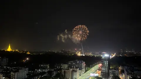 #သီတင်းကျွတ်လပြည့်နေ့ #အိမ်ရှေ့ဝရံတာကနေမီးပန်းလေးတွေကြည့်😍#foryou 