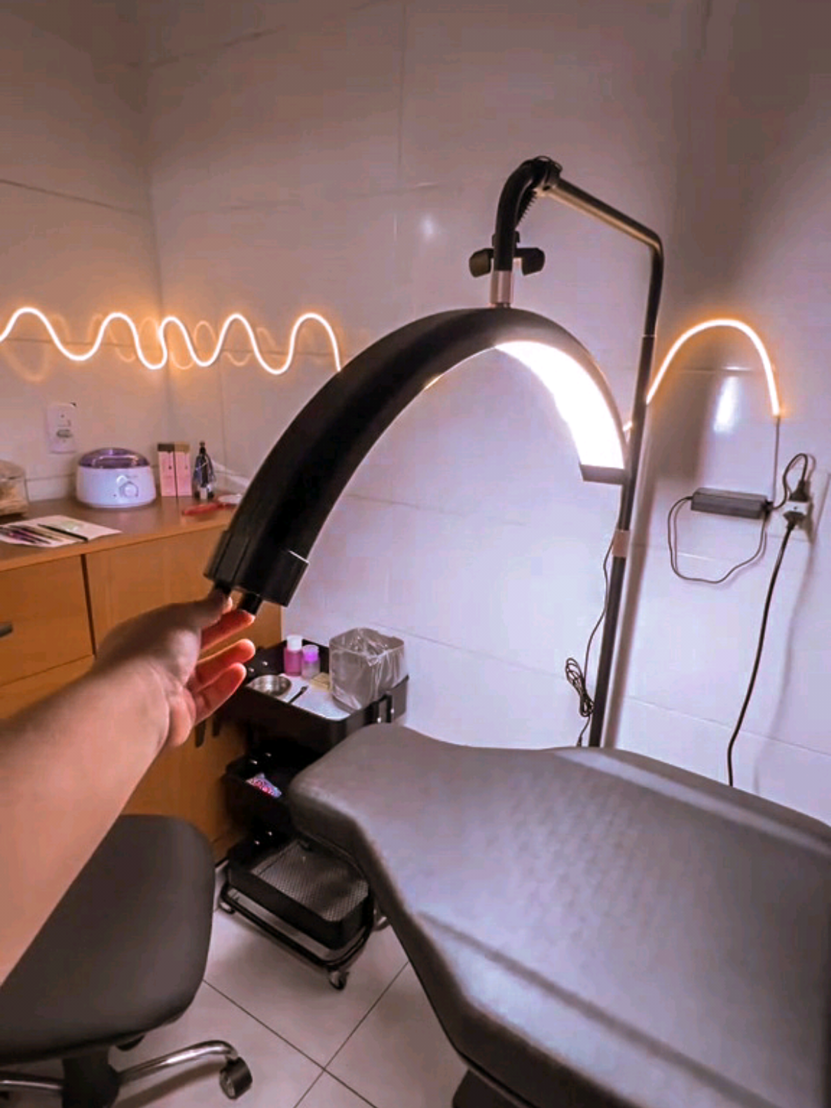 😍✨️ Ring light meia lua profissional Aquele toque de luz e modernidade que seu studio precisava! 😱Achei na Shopee por um precinho INCRÍVELLLLL! Amei demaisss a comprinha! . . #ringlight #luminaria #iluminacao #lashdesigner #studio 