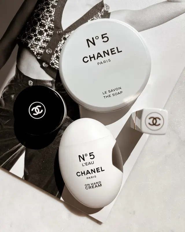 It’s cinnamon roll season… ☕️ we need a cinnamon roll emoji 🤎 #cinnamonrollseason #beautychanel #chanelbeautyonpoint #hermesblush #diorpowder     
