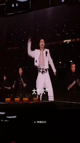 Yixing keren banget penampilan malam ini, kamu pantas mendapatkan semua kebahagiaan, bahkan ada 80k penonton di Beijing stadium sold out. #beijing #LAYRockingTheBirdsNest  #Grandline5inBeijing #1007HappyLAYday #layexo 