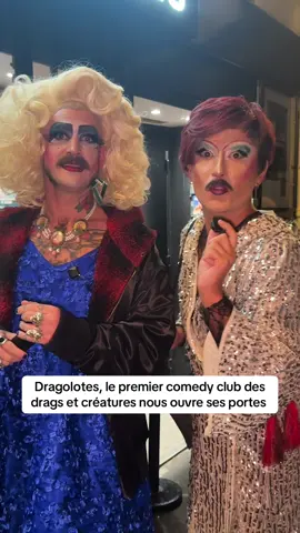 Dragolotes, le premier comedy club de Dragqueens, Dragkings et Créatures, nous a ouvert ses portes au Théâtre du Marais !  Créé en 2024 par Lolla Wesh et Marie Jo Dassin, ce comedy club drag propose à chaque session un plateau inclusif, avec des habitués du drag mais aussi des artistes de stand up qui s’essaient au drag pour la première fois.  Lolla Wesh : « On est avant tout des clowns sur talons hauts. Et la société a grandement besoin de clowns ».  Retrouvez la prochaine Dragolotes le 21 octobre prochain au Théâtre du Marais. 