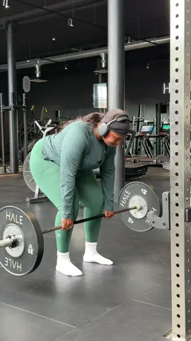 Happy Monday my beautiful people! 🥰 I’m feeling good after a good glutes and hammys session. Ready to take on the week.  I trust you all had a good weekend?  @Oner Active fit of the day: Go to seamless loose long sleeve top - Racing green  Effortless Leggings - Racing green  Code ADEOLA for money off your order 💚