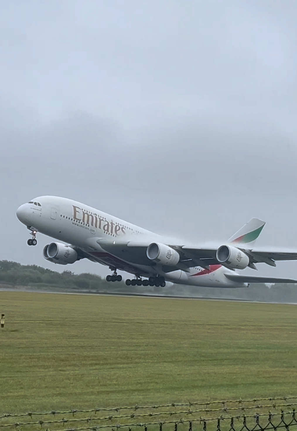 The King of the Skies @Emirates A380 Super Loud takeoff from @Manchester Airport #fyp #viral #aviation #takeoff #a380 