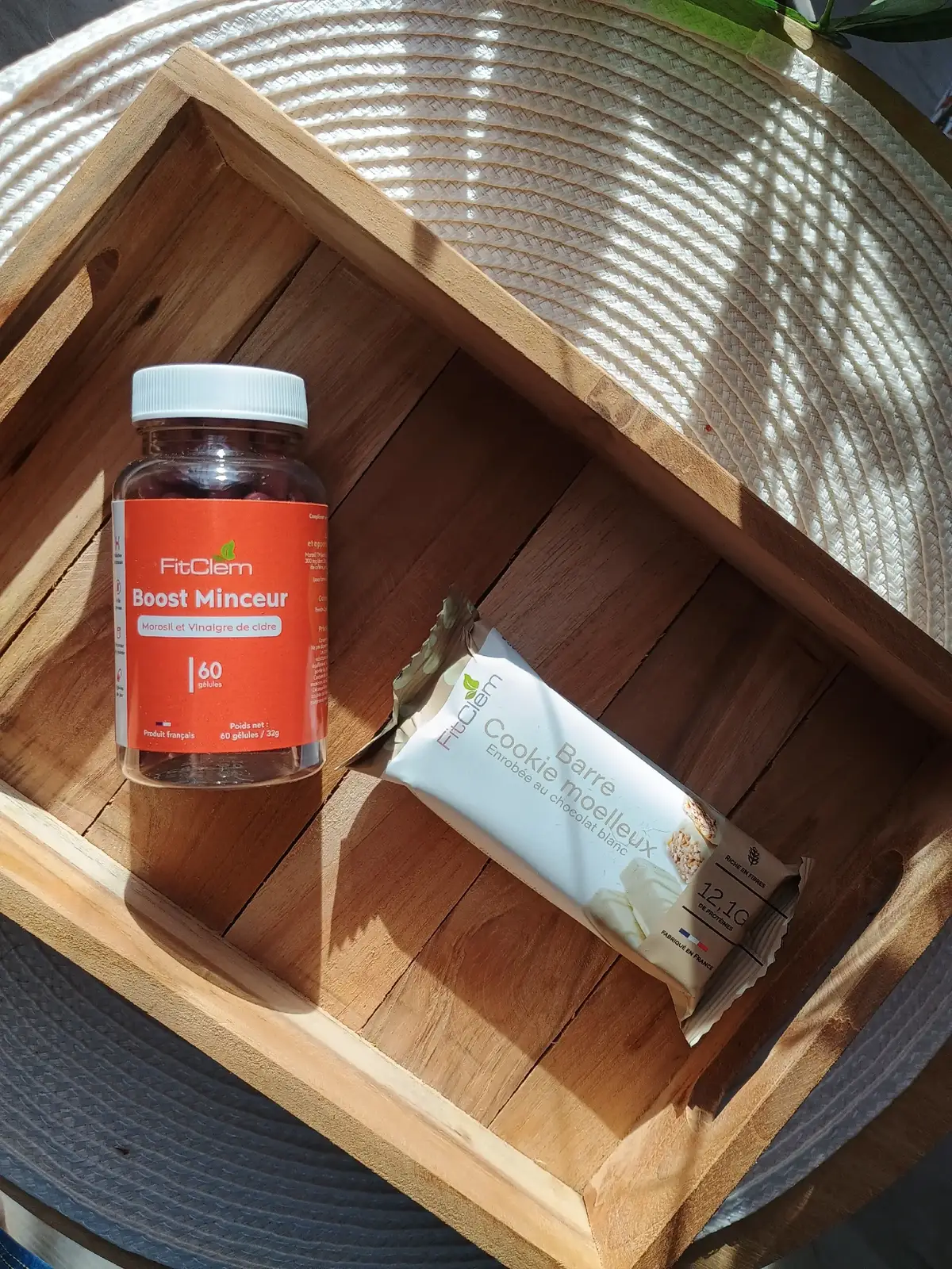 🌟 FITCLEM 🌟 Collaboration commerciale non rémunérée avec @fitclemfr  💪 Fitclem FitClem est une marque française créée en 2018 par Clémentine, qui propose des compléments alimentaires et snacks sains alliant efficacité, plaisir et qualité. La mission de FitClem : aider chacun à atteindre ses objectifs minceur et bien-être grâce à des formules transparentes et efficaces, sans frustration. 🌿 J'ai eu la chance de recevoir deux produits : ✨ Le boost minceur  ✓Il est formulé pour soutenir une perte de poids efficace et durable en remodelant la silhouette. ✓ il cible la graisse abdominale et contribue ainsi à réduire la circonférence de la taille des hanches --> perte en cm  ✓ il aide à réguler l'appétit et la glycémie --> limite les fringales et stabilise le taux de sucre sanguin.  ✓ il stimule le métabolisme et augmente la dépense énergétique --> favorise la combustion des graisses.  ✓ contient du morosil TM, ingrédients reconnus pour réduire l'IMC. ✓ il a été élu prix top santé 2025 🏆 ✓ prise facile avec deux gélules par jour pendant un repas  ✨ La barre cookies moelleux au chocolat blanc  ✓ une expérience gourmande et équilibrée : croquant des pépites et douceur de l'enrobage chocolat blanc. ✓ seulement 1,7 g de sucre et 12,1 g de protéines --> idéal pour la construction musculaire, la récupération et la satiété. ✓ ingrédients de qualité et enrichie en collagène hydrolysé, protéine de lait et de soja, soit un apport protéique complet.  ✓ idéal pour une collation.  🥰 Soucieuse de mon poids et actuellement à la recherche d'une démarche minceur je trouve que ces produits s'intègrent facilement dans ma routine quotidienne.  C'est vraiment sain et gourmand 😋 Les gélules vont me permettre de sculpter ma silhouette et réguler mes envies.  Quant à la barre c'est un vrai snack protéiné qui me permettra d'allier plaisir, équilibre et performance. Que penses-tu de ce duo ? N'hésite pas actuellement avec le code NEW, c'est moins 20 % sur la première commande 🌟🌟🌟 Merci @feedgood.co🫶 #collaborationcommercialenonremunérée #collaborationcommerciale #publicité  #produitsofferts  #fitclem     