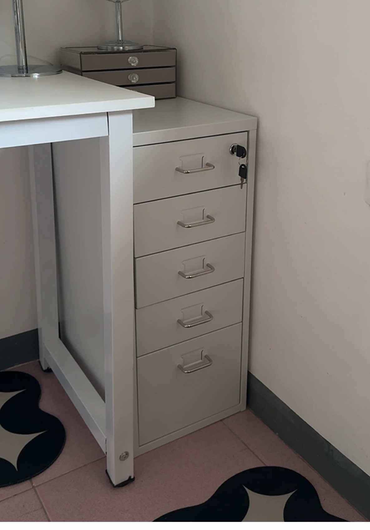 Ayusin natin ‘yan, bes! Lahat kasya dito. Yung drawer na hindi bumibigay kahit punô na 😍 #metaldrawer #metaldrawerorganizer #drawer #tabledrawer 