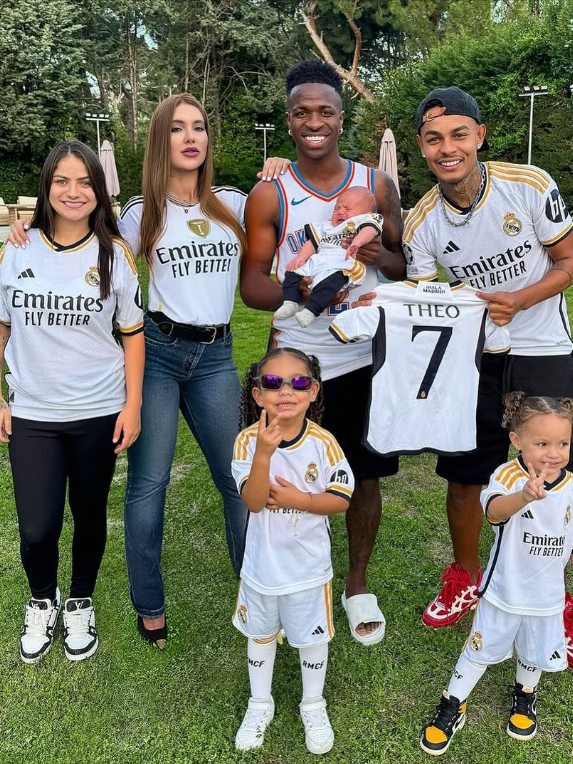 Agora sim, Família Reunida! Vini Jr e Virgínia ❤️  . . . . #chrysdias #vinijr #virginia 