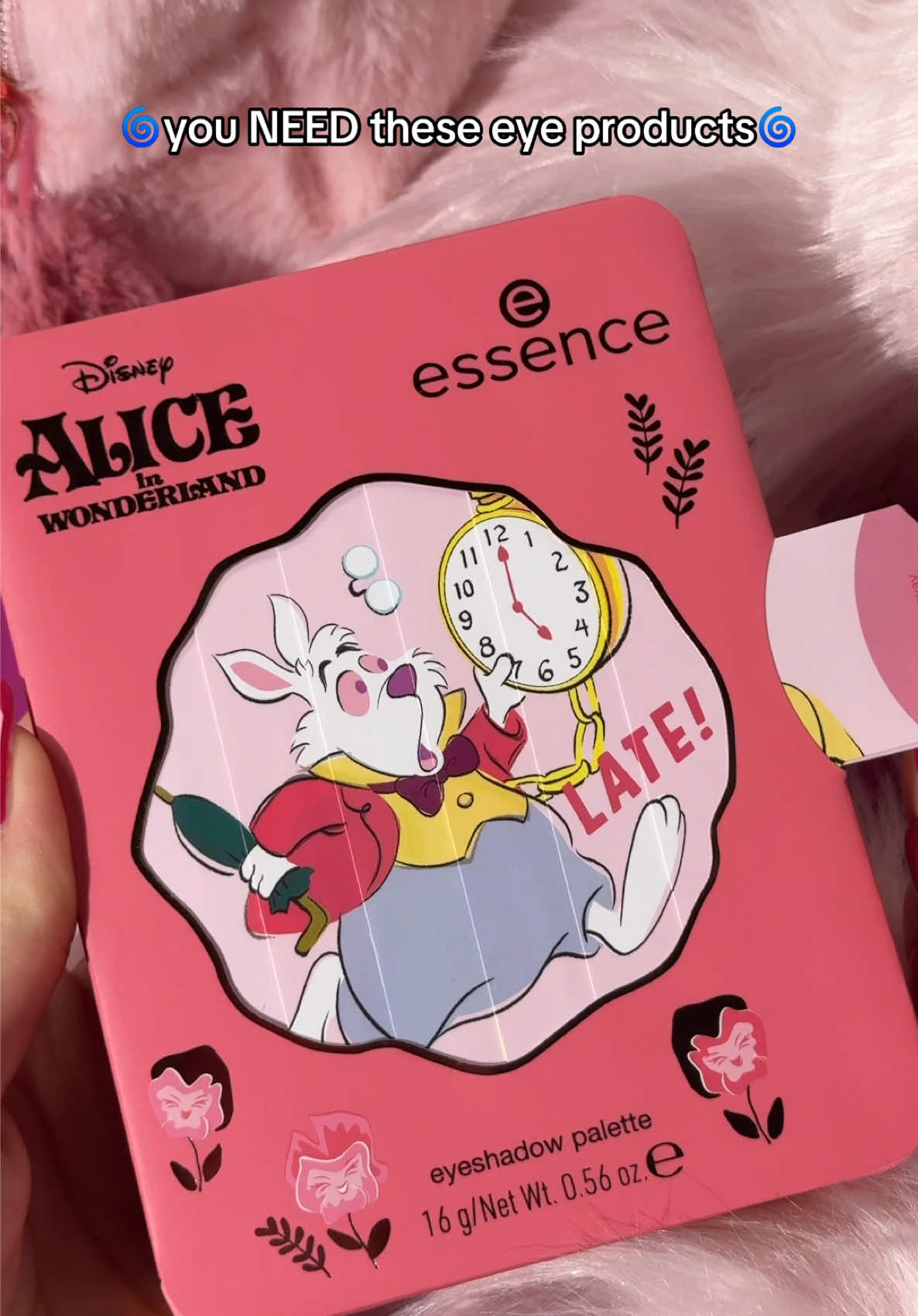 Know someone who's all about Disney Alice in Wonderland? 💫 Tag them ➡️ #eyeshadow #aliceinwonderland #disneymakeup #essencecosmetics #eyeshadowpalette 