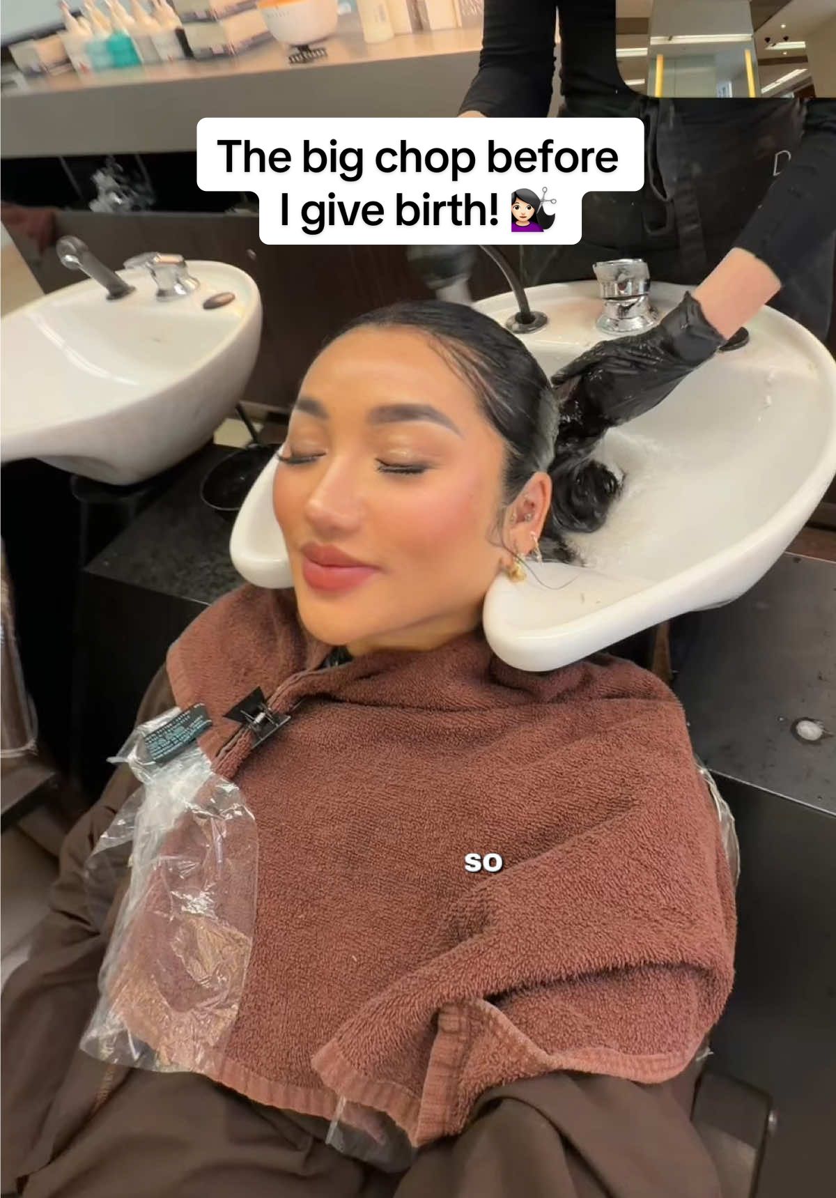 Pregnant mama haircut 💇🏻‍♀️ My last pamper session before baby boy arrives and honestly… why does pregnancy come with so many surprises no one talks about? Like waddling through London with swollen ankles and not one person giving up their seat on the tube 😂.  Or waking up one day with grey hairs you didn’t have before because apparently your baby just takes every last nutrient for himself 🫠 I’ve been feeling a bit meh lately, tired, heavy, and like I don’t recognise myself in the mirror some days. So booking in for a hair tint, treatment and a fresh chop was exactly what I needed. It’s crazy how something as simple as good hair can flip your whole mood. I walked out feeling lighter, more confident, and honestly ready to step into mama life.  @danielgalvinhairdressing @HairByTallulah 