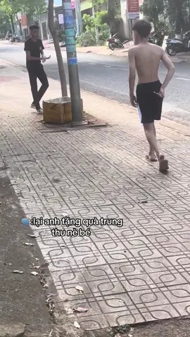 @hậu hòm sao hậu tặng nó ko lấy v @Phan Đình Gia Bảo hậu tặng ko lấy hả.     #trungthu2025 #viral #xhxh 