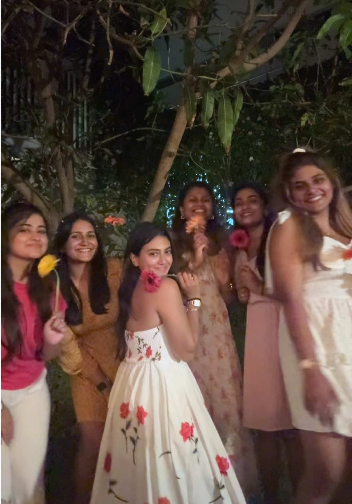 What would I do without these girls🌺 @Akshi @Maneesha Dunukara @Monmingo Home @Shaanu de silva @Dilpanee  #girls #tb #birthdayparty #BestFriends 
