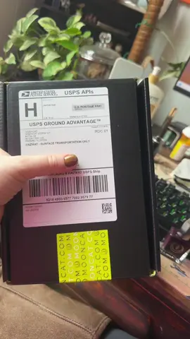 When it is not planting / working season, I have a little more leeway to put paint on my fingers 😁 @@mooncatI will see if I can get a whole hand painted today and then give you an update. ##nailpolish
