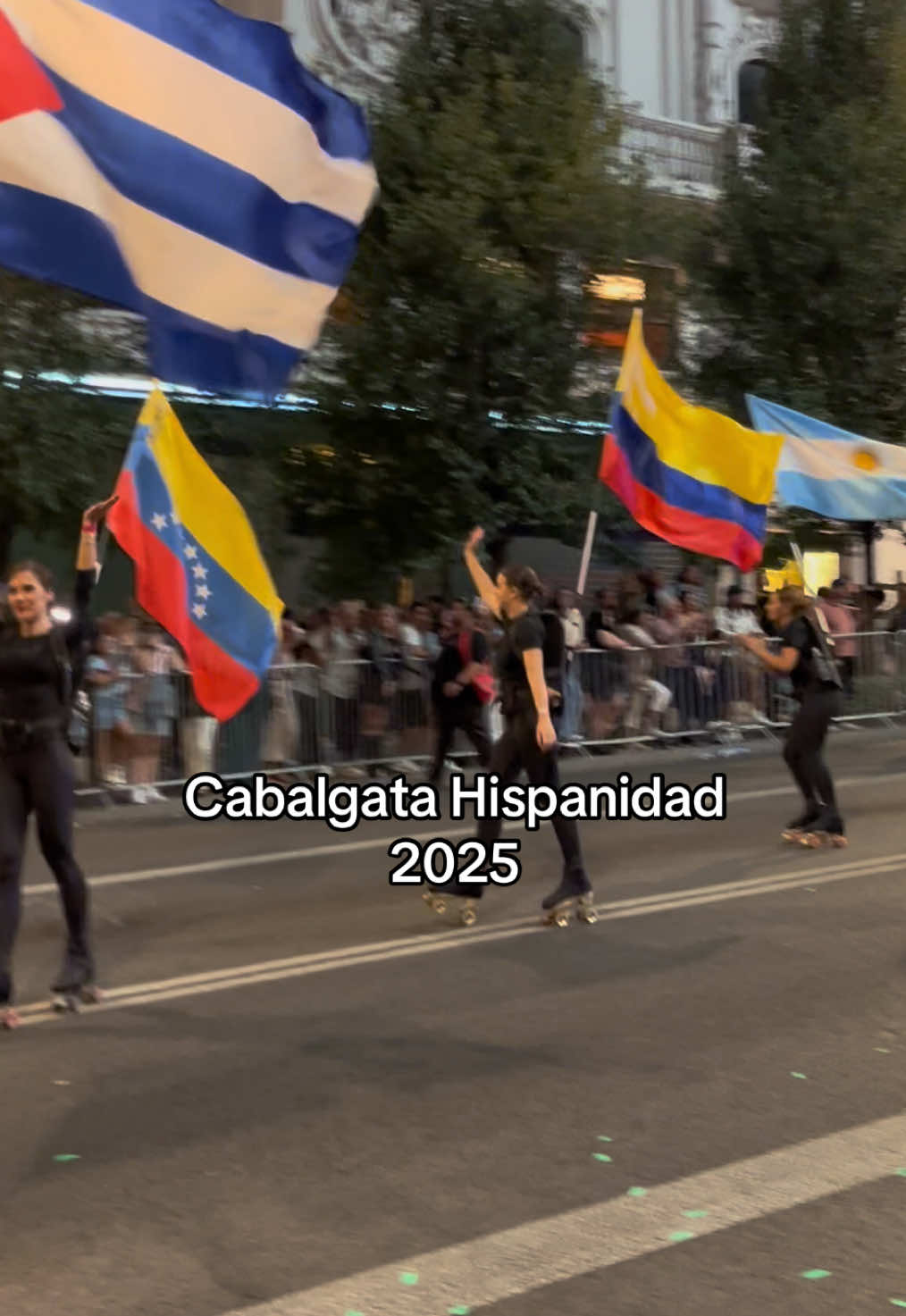 Se siente en el alma ver la bandera de tu país ondeando a kilómetros a distancia. #hispanidad2025 #madrid #latinos #comunidadlatina 