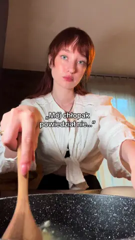 Przepis na jajecznicę z 2 jajek: 1. Mocno rozbij i przetrzep jaja widelcem albo trzepaczką, aż masa będzie jednolita i lekko spieniona. 2. Weź patelnię. Rozgrzej ją i roztop na niej masło. 3. Wlej masę jajeczną na patelnię. 4. Smaż na średnim ogniu, mieszając łopatką lub widelcem - do momentu, aż jajka się zetną, ale wciąż pozostaną miękkie i puszyste. 5. Dopraw solą i, jeśli chcesz, pieprzem. 6. Podawaj od razu, np. ze szczypiorkiem i kromką chleba.