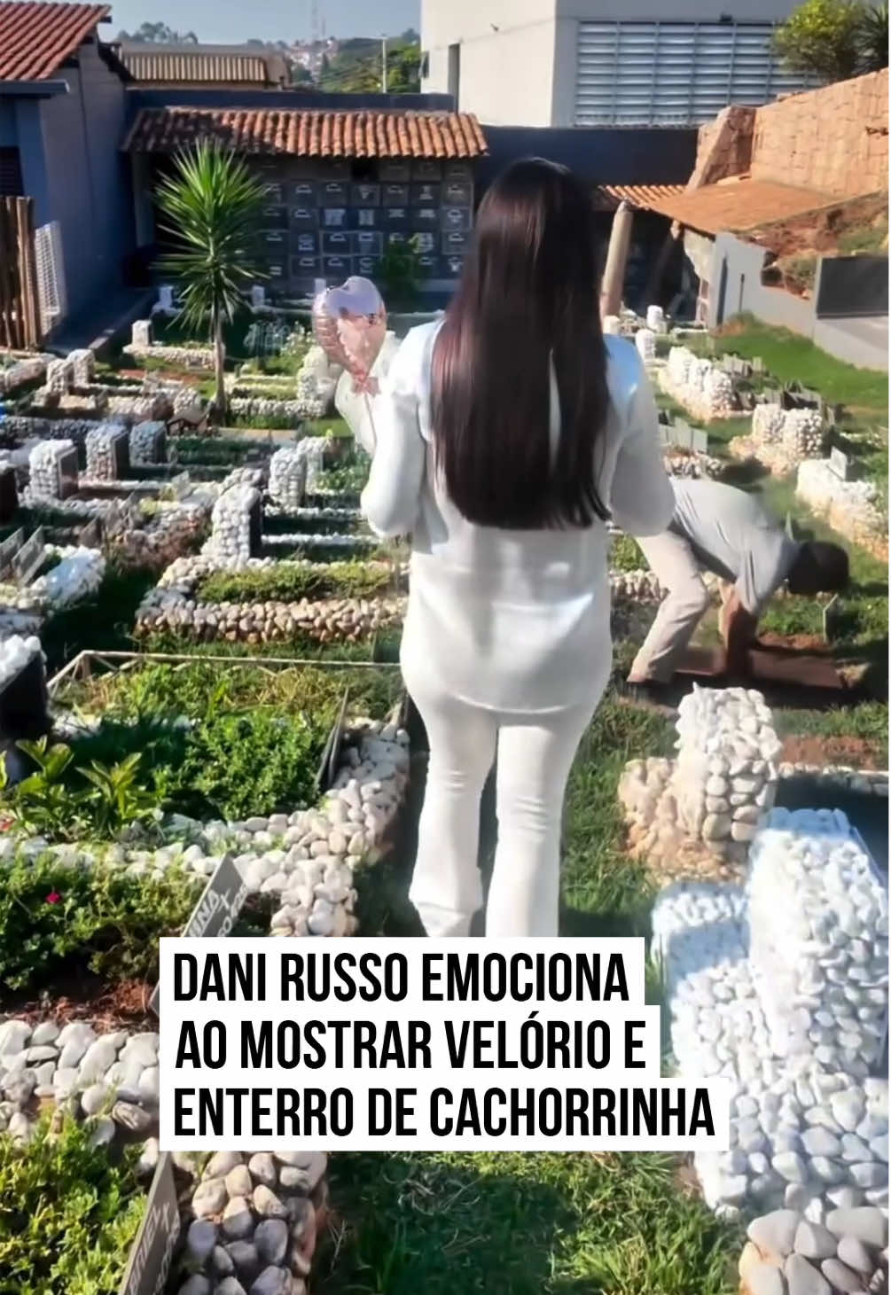 #DaniRusso emocionou os seguidores ao compartilhar um vídeo dos detalhes do #velório e enterro de sua #cachorrinha Furby. A cantora gravou a despedida à companheira e comoveu os internautas. “Descanse em paz, Furby. O amor mais puro que já conheci”, escreveu ela. Anteriormente, Dani Russo já havia falado sobre a tristeza da partida da cachorra. “Eu morri, mas ninguém percebeu, porque não foi meu coração que parou de bater… Foi o dela”, disse ela enquanto mostrava registros ao lado do animal de estimação. Nos comentários das postagens de Dani Russo, internautas deixaram mensagens de carinho. #EntretêNews 