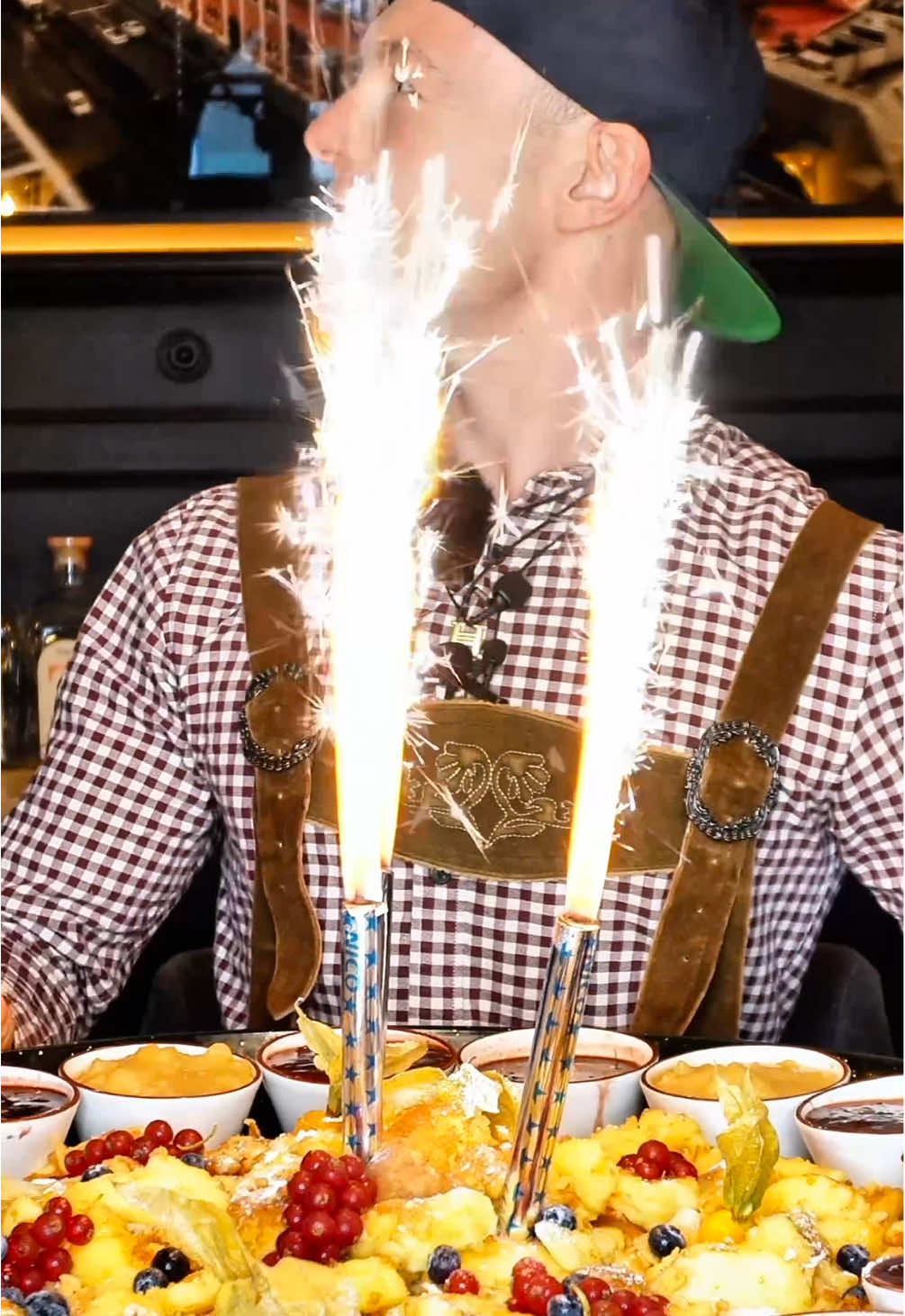 Unglaubliche 7KG Kaiserschmarren!😱 Ich versuche es! O’zapft is ein letztes Mal! 🥨🍺 Zum Abschluss unserer großen Oktoberfest-Reihe gibt es ein XXL Dessert Special – und zwar dort, wo alles begonnen hat: im legendären haxengrill in München! Zur Feier meines Geburtstags und als Dankeschön für die unglaubliche Unterstützung von euch gibt es die größte Kaiserschmarrn Platte aller Zeiten: 👉 7KG Kaiserschmarrn mit Apfelkompott, Zwetschgen, Vanillesauce, karamellisierten Mandeln und jeder Menge Puderzucker! Ich habe damals beim Haxen-Challenge gesagt: „Das ist der beste Kaiserschmarrn, den ich je gegessen habe!“ – und heute gibt’s ihn in XXL, nur für mich und euch! 🫃🔥 Schreibt gerne mal in die kommentare, Kaiserschmarren mit oder ohne Rosinen? PS: 💥 Danke an euch für das mega Feedback zur Oktoberfest-Reihe – dieses Bonus-Special ist für EUCH! #bigm #bigmeatsfood #foodchallenge #kaiserschmarrn #oktoberfest 