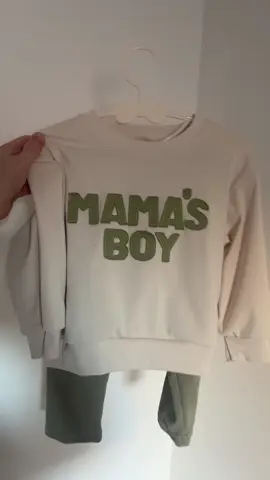 Tenue trop craquante pour Maël 💚  Un petit look comfy avec son pantalon kaki à poches et son sweat beige “mama’s boy” j’adore 🤍   Dispo aussi en bleu marine et du 6 mois au 3 ans ✨   Franchement la qualité est top, plusieurs lavages et toujours impeccable 😍  Dites-moi si vous voulez voir Maël porter sa superbe tenue 💫   Dispo sur le TikTok Shop 🛍️ #ootdbaby #babyfashion #mamasboy #tenuebebe #tiktokshop