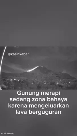 Gunung merapi malam ini berada di zona bahaya karena mengeluarkan lava. sc : edi santoso #kasihkabar #merapi #yogyakarta