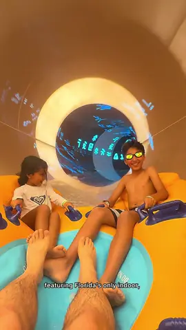 🌊✨ ¡Great Wolf Lodge! 🐺💦 Este resort es un paraíso para los niños (¡y para los papás también 😍!) con actividades únicas que lo convierten en uno de los destinos más completos de Florida: 🏄‍♀️ Parque acuático bajo techo con 92,000 pies cuadrados de pura diversión, a 84° todo el año con un río lento, toboganes con flotadores para 5 o 2 personas,  piscina de olas y 12 divertidos toboganes👨‍👩‍👧‍👦. 🎮 Adventure Park con puentes, juegos y muchísima adrenalina. 🪄 MagiQuest: La aventura mágica con varitas interactivas. 🎳 Ten Paw Alley: bowling familiar con carriles para los más pequeños. 💎 Oliver’s Mining Co: Encuentra piedras preciosas y minerales. 🧗 Howlers Peak Ropes Course: desafía tu equilibrio en puentes y cuerdas. 🕹️ Northern Lights Arcade: abierto 24/7 para jugar sin parar. ⛳ Mini Golf con 9 hoyos  🏊Piscina al iré libre  🍕Restaurantes, bares, Dunkin’ Donuts. 🎃👻 Y si vienes antes del 31 de octubre, disfruta de la celebración de Halloween con bailes, Trick-or-Treat Trail, manualidades ¡y mucho más! 📍 Dirección: 3900 City Gate Blvd N, Naples, FL 34117 ✨ guárdalo en tu lista y planea tu próximo viaje. 👉 Si quieres más informacion de precios, actividades y tips para tu visita, escribe “resort” en los comentarios 📲. #GreatWolfLodge #NaplesFlorida #floridaresort #floridahotels #thingstodonaplesfl        