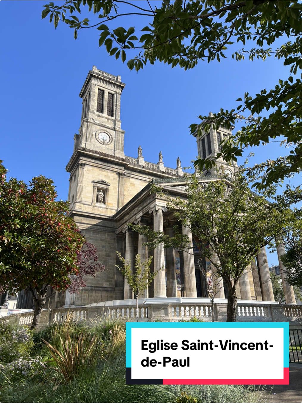 ✨ Découvrez l'église Saint-Vincent-de-Paul, un chef-d'œuvre néoclassique de 1824 au cœur du 10e arrondissement de Paris !  Avec ses 80m de long, 24m de large et 20m de haut, cette beauté domine la place Franz-Liszt. Admirez ses colonnes majestueuses et les fresques vibrantes d'Hippolyte Flandrin. Un lieu chargé d'histoire, autrefois hospice pour les démunis !  Des restaurations sont en cours à l'intérieur de l'église. Je pense que j'y retournerai dans quelques temps, une fois que ça sera fini pour admirer le travail car les fresques qu'on voit en toute fin de vidéo vont retrouver tout leur éclat ! 🤩 🏛️ #Paris10 #PatrimoineParis #SaintVincentdepaul #eglise #TikTokParis