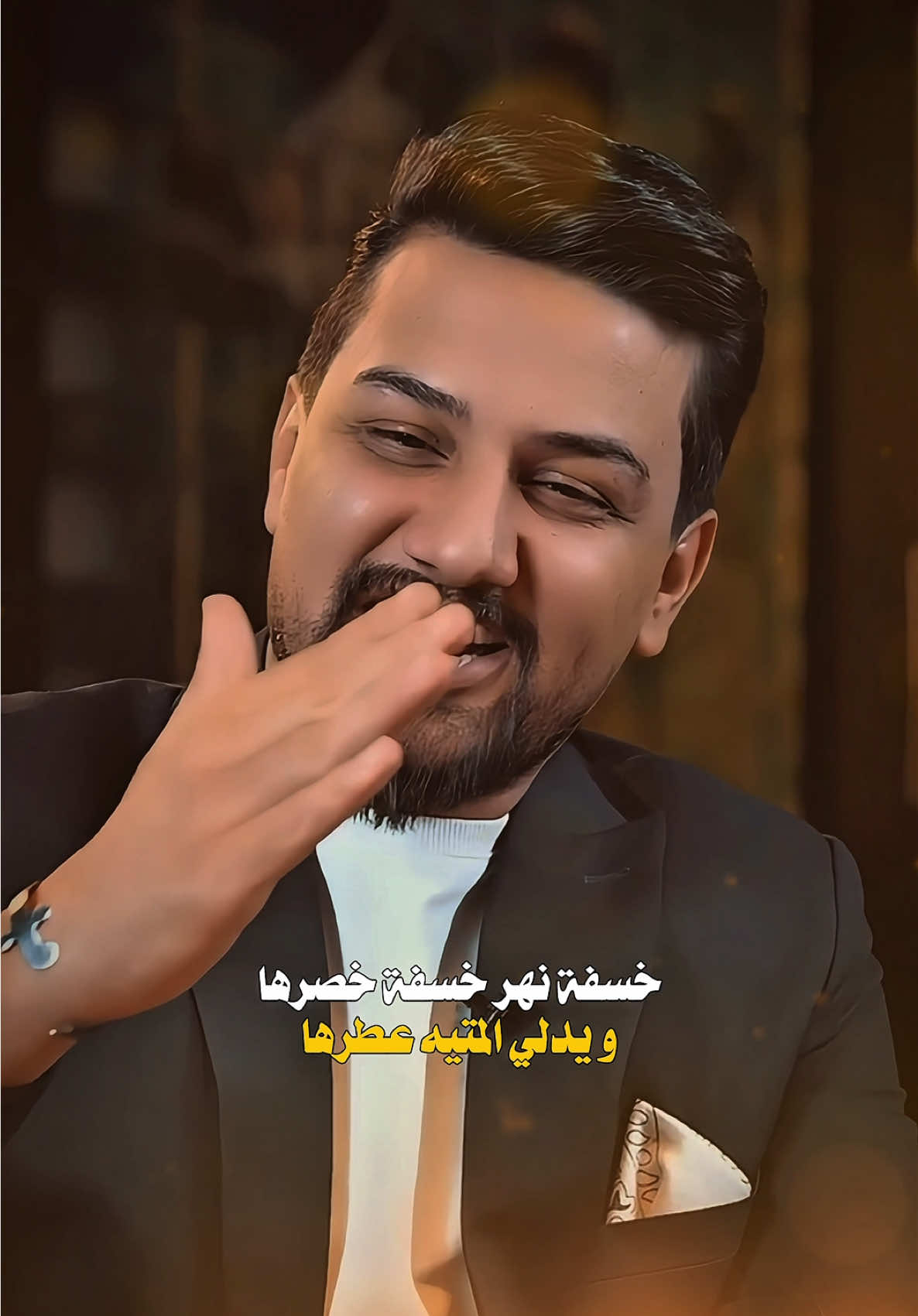 خسفة نهر  خسفة خصرها ويدلي المتيه عطرها بتّ نشطة تمشي وترفس الگاع تيهت عگلي فلك طرها مابيها شرّ واتچفه شرها بأعصابي تلعب وبشعرها تكحل بعين وتضحك بعين كل عين عدها هاكبرها    …. برنامج أثر على منصة  B plus مع المبدعة زهراء قيس . . . .تصميم الحبيب ‪@0s.69i‬  . . . #غزل #احمد_المرشدي #الشاعر_احمد_المرشدي⁩.