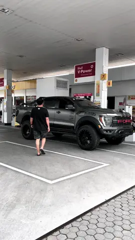 Walaupun mobil begini, yg penting halal😇
