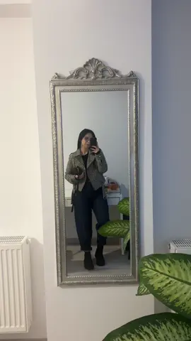 Frumos la lumina becului la 6:30 🤡 #outfitcheck💕 #fashion #autumnvibes #toamna 