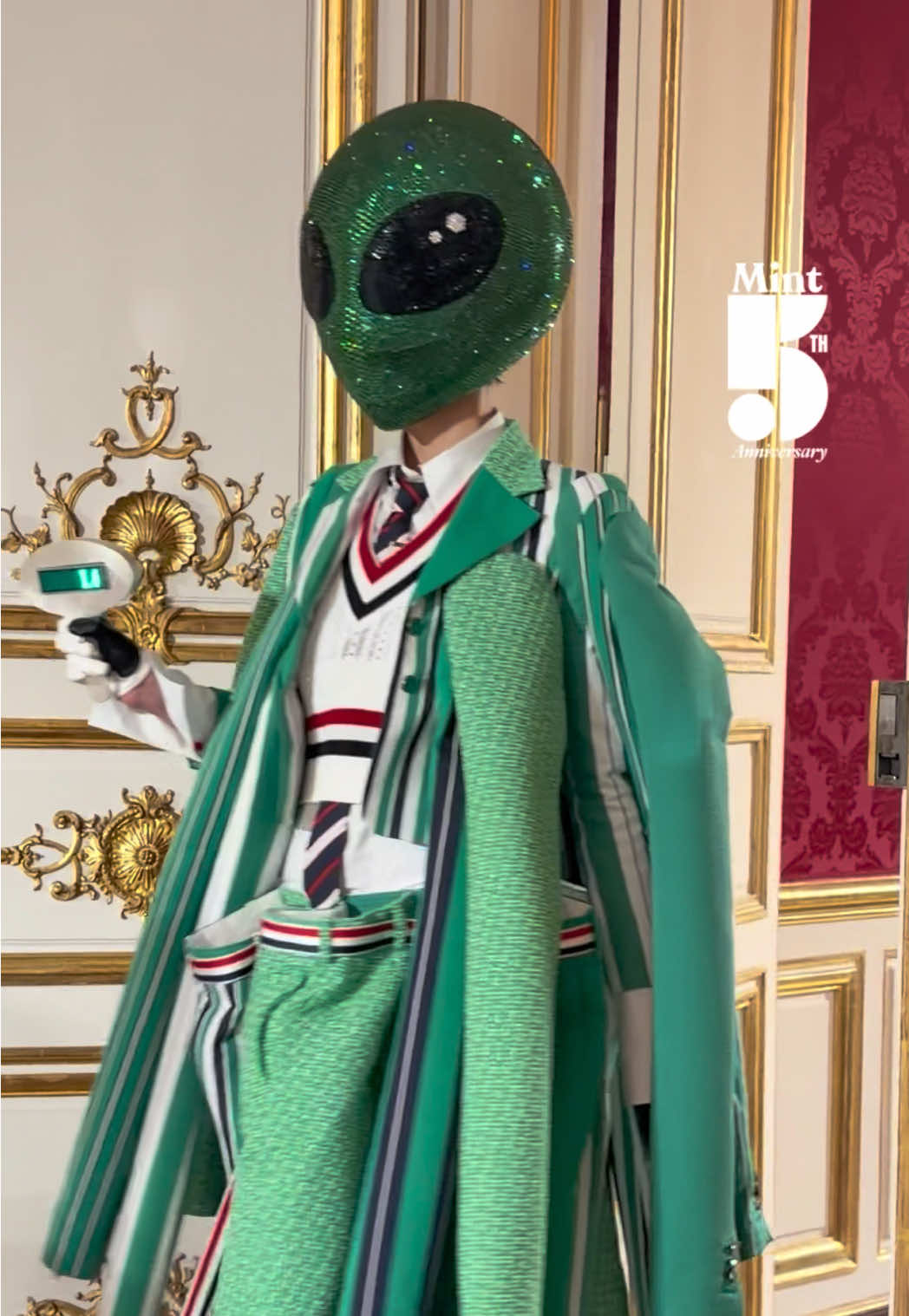 #MintReports ส่งตรงจากปารีส พาไปชมโชว์ THOM BROWNE Spring 2026 collection ซีซั่นนี้มาในลุคล้ำคัลเลอร์ฟูลสุดแปลกตา เล่นกับความโลกต่างดาว พร้อมวลีเด็ด “We come in peace” แปลว่า “เรามาอย่างสันติ“ กับโครงสร้างลุคอสมมาตร ความโอเวอร์ของเลเยอร์ที่ทับซ้อนกัน ผสมผสานกับสีสันของลายทาง แฝงด้วยงานดีเทลปักประดับ เป็นอีกคอลเล็กชั่นที่ดูสนุกสนานและโดนใจวัยรุ่นสายแฟฯ แน่นอน 💚 ##thombrowness26##thombrowne##pfw ##MintMagTH