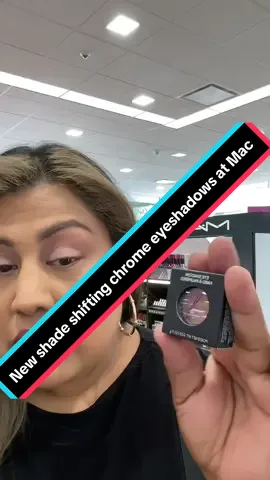 I’m boxing and trying out the new Mac kaleidoscope single eyeshadow they are chrome shade shifting eyeshadow this is so user-friendly you can use your finger to reply is stunning like it takes only seconds #fyp #beauty #macysgifttok #maceyeshadow #ymvbeauty13 @Ulta Beauty @maccosmetics 