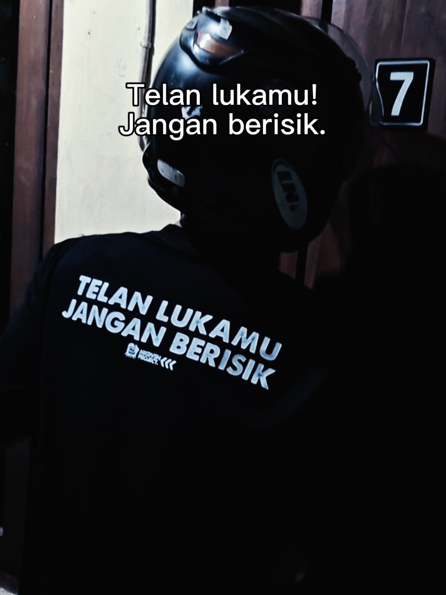 telan lukamu! jangan berisik. • • • #kaos #kaoskatakata #kaoskatakatakeren 