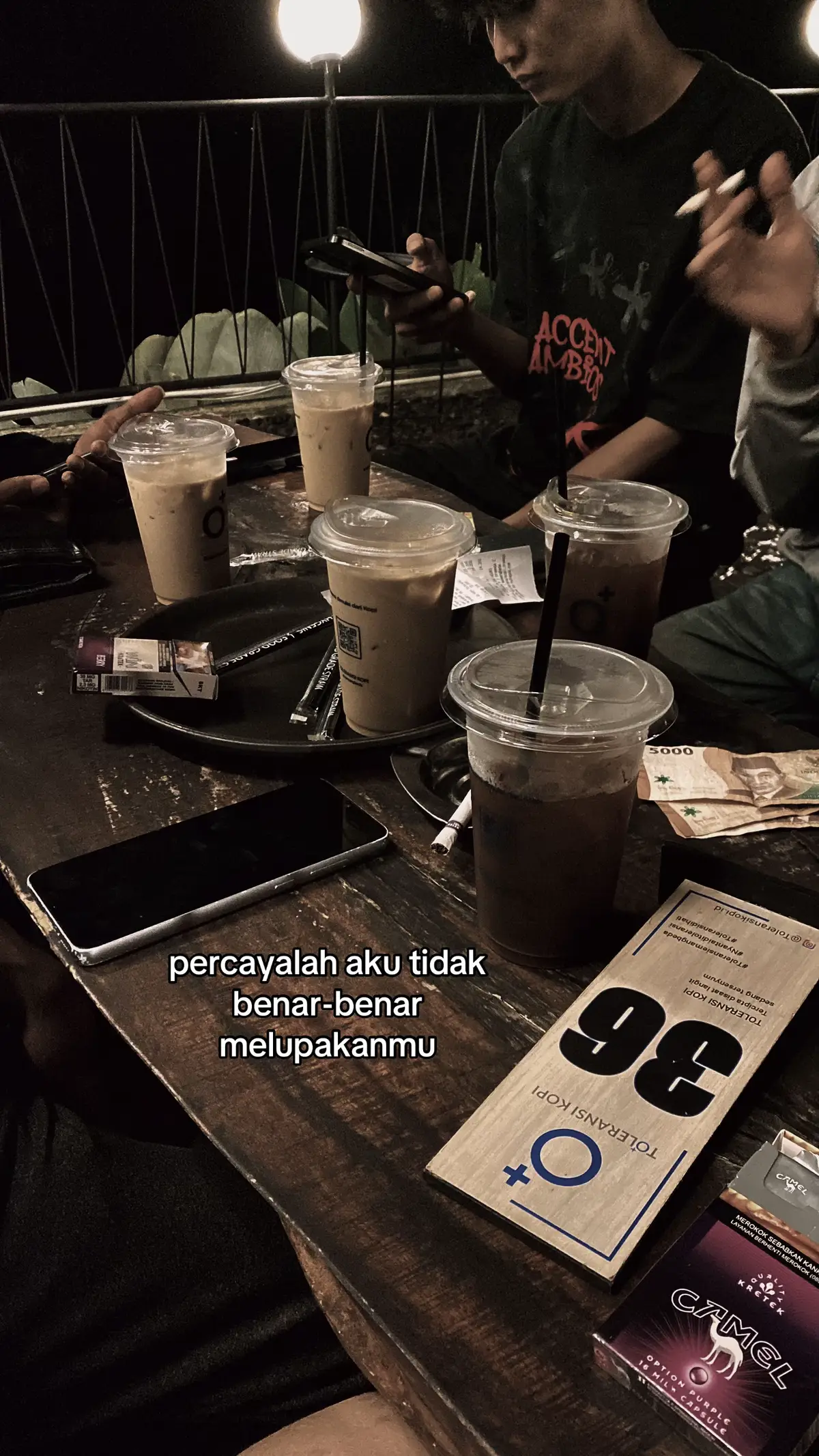 **bahan kulit:** * 200 gram tepung terigu protein sedang * ½ sdt garam * 2 sdm minyak goreng * 100 ml air (tuang sedikit-sedikit sampai kalis) * minyak untuk merendam adonan **cara buat kulit:** 1. campur tepung, garam, minyak, dan air. uleni sampai kalis dan elastis. 2. bentuk bulat kecil (ukuran sesuai selera), oles minyak, lalu rendam dalam minyak ±1 jam biar lentur dan mudah dibentuk. **bahan isi:** * 150 gram daging sapi cincang (bisa juga pakai kornet) * 2 butir telur ayam * 1 batang daun bawang, iris halus * ½ buah bawang bombai, cincang halus * garam, lada, kaldu bubuk secukupnya **cara buat isi:** 1. tumis bawang bombai sampai harum, masukkan daging cincang, bumbui dengan garam, lada, dan kaldu. masak sampai matang. 2. angkat, biarkan agak dingin, baru campur dengan telur dan daun bawang. aduk rata. **cara masak:** 1. ambil satu bulatan adonan, pipihkan sampai tipis (bisa di atas meja oles minyak). 2. panaskan wajan datar dengan sedikit minyak. 3. taruh adonan di atas wajan, isi di tengahnya, lalu lipat sisi-sisinya seperti amplop. 4. goreng sampai kedua sisi kecokelatan. **tips:** * kalau mau versi mini, isi dan kulitnya tinggal dibagi kecil aja. * cocok disajikan sama acar timun atau cabai rawit hijau 😄 mau aku buatin versi **martabak telor mini buat jualan** juga?