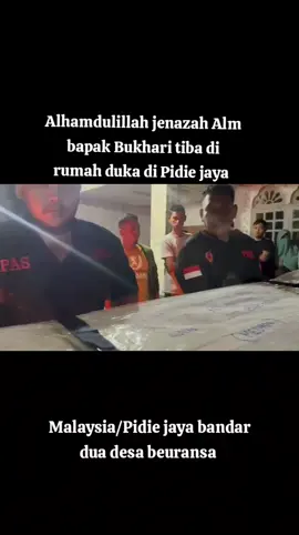 jenazah Alm bapak Bukhari di fasilitasi oleh relawan persaudaraan Aceh seranto pas relawan H AKHYAR KAMIL SH dari Kuala namu sampai di rumah duka 