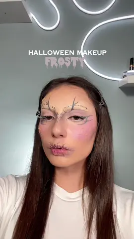 Frosty 🥶  #halloweenmakeup #halloweenmakeupidea #halloweencostume #frosty 