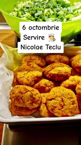Astazi mi-am inceput saptamana in zona Nicolae Teclu 🏙️ O familie cu doi baieti energici m-a asteptat acasa cu zambete si… o lista scurta: „Chef, vrem mancare simpla, gustoasa si plina de legume.” 🌿 Zis si facut 👨‍🍳 Am inceput cu un bors de gaina cu legume 🥣 — fara ulei, dar cu o gaina atat de dolofana ca parea ca si-a trait viata in SPA 😄. A iesit dens, bogat si acrisor, fix cat sa te faca sa spui „mai toarna-mi putin, te rog!” Apoi, chiftele de cartofi cu somon 🍘 — prima data cand le fac asa, dar cred ca am descoperit o arma secreta pentru parinti: copiii mananca peste si legume, dar nu-si dau seama 🤫 La mijlocul mesei, o salata mare de verdeturi 🥦🥬, crocanta si plina de prospetime, iar langa ea, un piure de telina coapta cu chives — cremos, aromat, perfect ca suport pentru toata povestea. 🍚 O zi frumoasa, un meniu cald, oameni faini. ❤️ E un sentiment aparte cand vezi cum o familie se strange la masa si tu ai pus acolo o parte din bucuria lor. 👨‍🍳Sunt Chef Haiduc, Bucatar Personal in Bucuresti, si gatesc HRANA, nu doar mancare👍 #personalchef #bucatarpersonal #bucatarprivat #chefhaiduc 