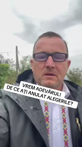Domnule Nicușor, domnule președinte, aici vorbește un român!  Un român simplu, dintre milioanele care l-au votat pe George Simion și care l-a susținut și pe Călin Georgescu, și care așteaptă un singur lucru: adevărul. De aproape un an, poporul român așteaptă să știe de ce au fost anulate alegerile. Dumneavoastră, domnule președinte, le-ați explicat danezilor în avion de ce s-a întâmplat asta, dar nouă, românilor, nu ne-ați spus nimic. Le-ați dus lor câte o copie „ca să citească”, dar poporului român i-ați aruncat tăcerea. De ce, domnule președinte? De ce străinii sunt mai importanți pentru dumneavoastră decât propriii cetățeni? De ce ați preferat să le vorbiți altora despre România, dar nu românilor despre țara lor? Am fost mințiți de PNL, PSD, USR și UDMR. De un an ne tot promiteți explicații, dar nu vedem decât tăcere și dispreț. Românii nu mai vor povești. Vor adevărul. Domnule președinte, vă cerem respect! Noi, poporul român, merităm să știm de ce au fost anulate alegerile și de ce Călin Georgescu nu a mai fost lăsat să candideze. Nu Macron, nu Ursula, nu străinii v-au ales. Noi v-am ales. Și noi merităm răspunsuri. Dragi prieteni, asta am votat, asta avem. Avem un președinte mincinos și dezorientat și un prim ministru căruia nu-i pasă de români. Doamne ajută, și să fim mai atenți data viitoare! 🙏🇷🇴 #AUR #România #GeorgeSimion #CălinGeorgescu #alegeri           