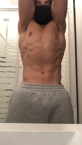 #09 #sport #muscu #pourtoi #viral  La musculation est une activité physique visant au développement des muscles au moyen d'exercices physiques[1]. Le but recherché peut-être l'hypertrophie (comme le bodybuilding), la force ou le renforcement musculaire dans le cadre de la préparation physique. Les exercices au poids du corps représentent une méthode efficace et accessible de musculation. Contrairement aux entraînements nécessitant des charges externes comme les haltères ou les machines, cette approche utilise uniquement le poids du corps comme résistance. Elle permet de solliciter plusieurs groupes musculaires simultanément, améliorant ainsi la force fonctionnelle, l’endurance, la coordination, la mobilité et la stabilité. Parmi les mouvements les plus répandus figurent les pompes, les tractions, les squats, les dips, les fentes, les planches et les burpees. Ce type d’entraînement est particulièrement adapté aux débutants, mais peut également être intensifié pour convenir aux athlètes avancés grâce à des variantes plus complexes (pompes pliométriques, tractions à un bras, squats sautés, etc.). Il offre l’avantage de pouvoir être pratiqué partout, sans besoin d’équipement coûteux, ce qui en fait une option populaire pour l’entraînement à domicile ou en extérieur[2]. La pratique de la musculation aurait des bienfaits au niveau de la santé[3]. Elle est associées à une réductions des risques de maladies cardiovasculaires, de diabète et de cancer[4]. Également elle aurait un effet positif sur les personnes atteintes de dépression majeure[5].