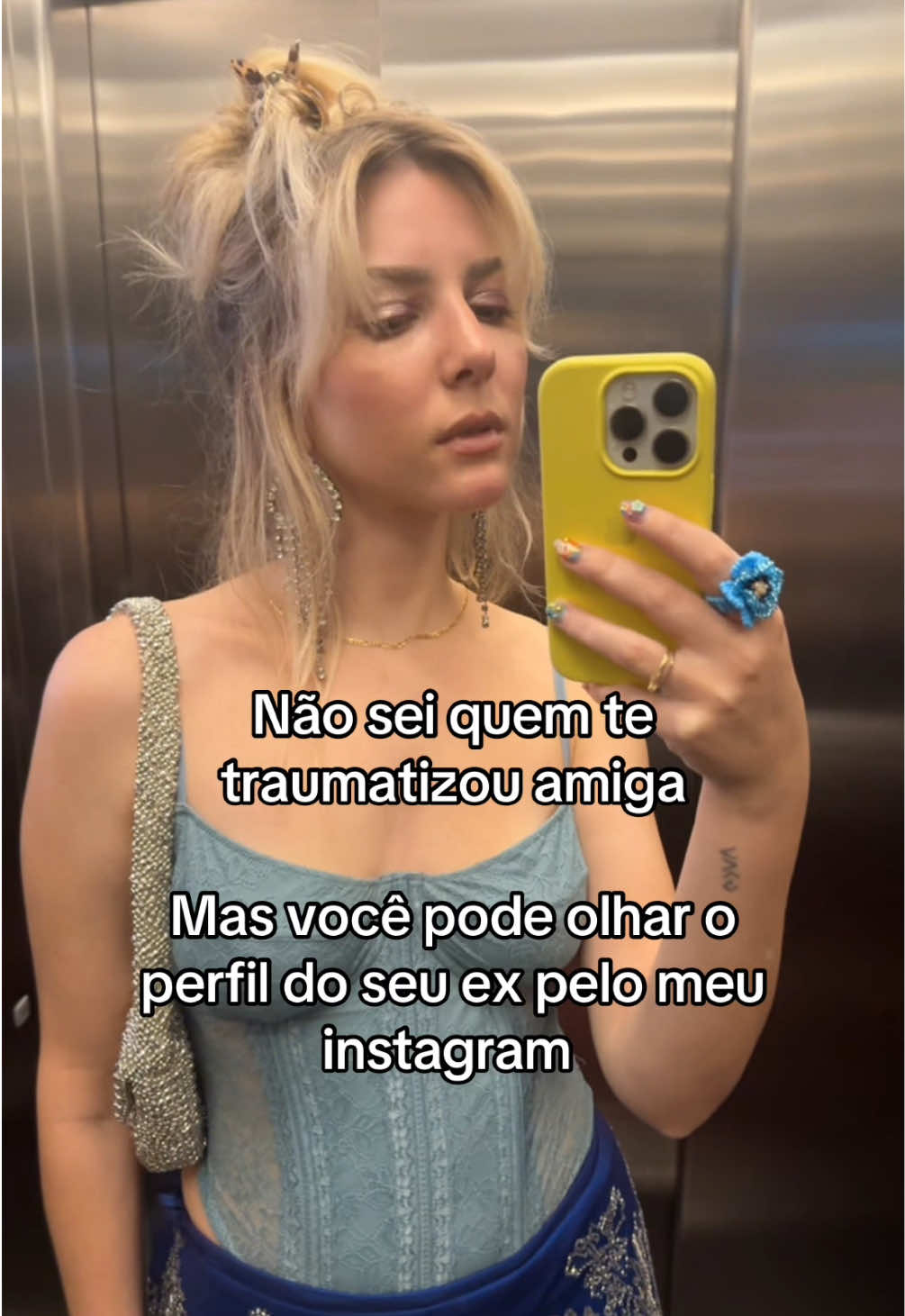 Pega meu celular, amiga 