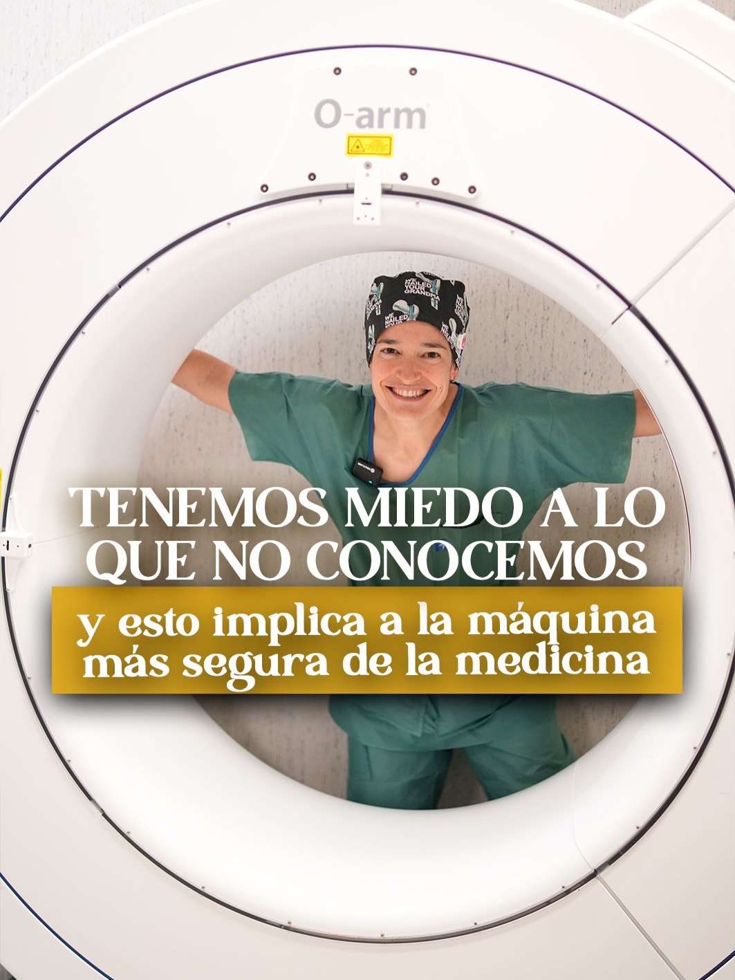 ✨ No te irradia, no quema, no corta. Solo usa imanes, ondas de radio y física 🧲📡⚛️ Todo empieza con el hidrógeno, el átomo más simple: un protón y un electrón 💧. Tu cuerpo está lleno de agua, y por tanto, de hidrógeno 💦. Cuando entras en la máquina, un imán gigante alinea todos esos núcleos de hidrógeno como si, de repente, todos bailaran en la misma dirección 🎶. Luego llega la onda de radio, los hace vibrar un instante… y al volver a su sitio, emiten una señal 🔄. Cada tejido responde distinto: músculos, nervios, cartílago, médula… 🧠💪🦴 Y esa diferencia crea una imagen. Una imagen que revela lo invisible. Desde fuera parece agresiva: ruidos, cápsula, magnetismo. Pero dentro, es pura armonía física. Nada te daña. Nada te rompe. Nada te destruye. Solo átomos, orden y energía 🌌. Una sinfonía de señales que tu cuerpo emite… y nosotros aprendimos a escuchar. 🎧 #ResonanciaMagnética #CienciaYSalud #FísicaMédica #Medicina #Neurorradiología