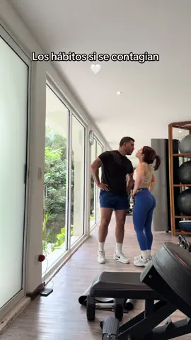 Asegúrate de elegir los correctos, de vacaciones también le pegamos un rato💪🏼 . #couple #Gym #motivation 