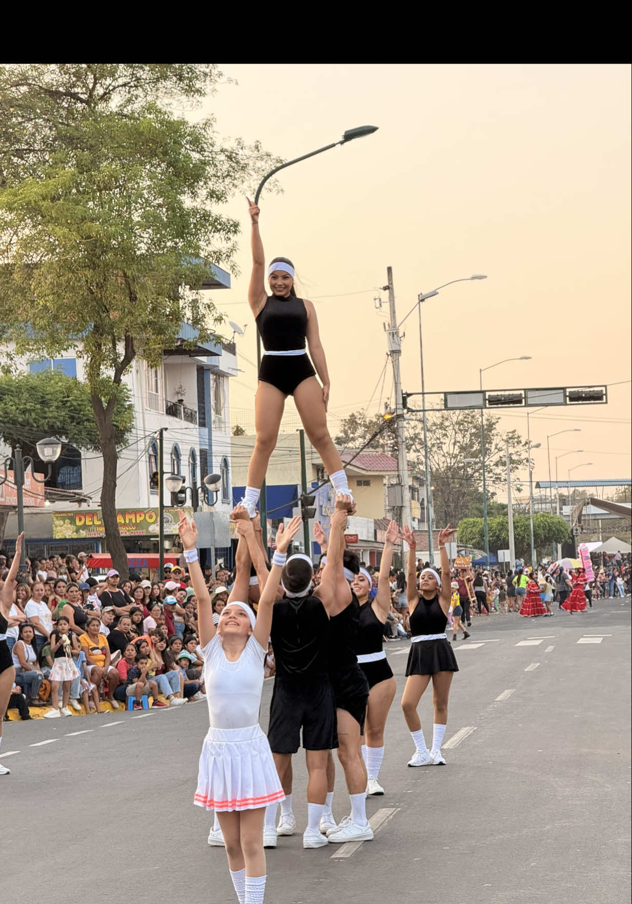 Está coreografía fue muy divertida 👯‍♀️👯‍♀️ La temática era deporte y nos habían asignado #FlashDance una de nuestras películas favoritas 😍 Después les subiremos un fragmento de lo que fue el pregón ✨ #baile #bailastudio #dance #dancer 